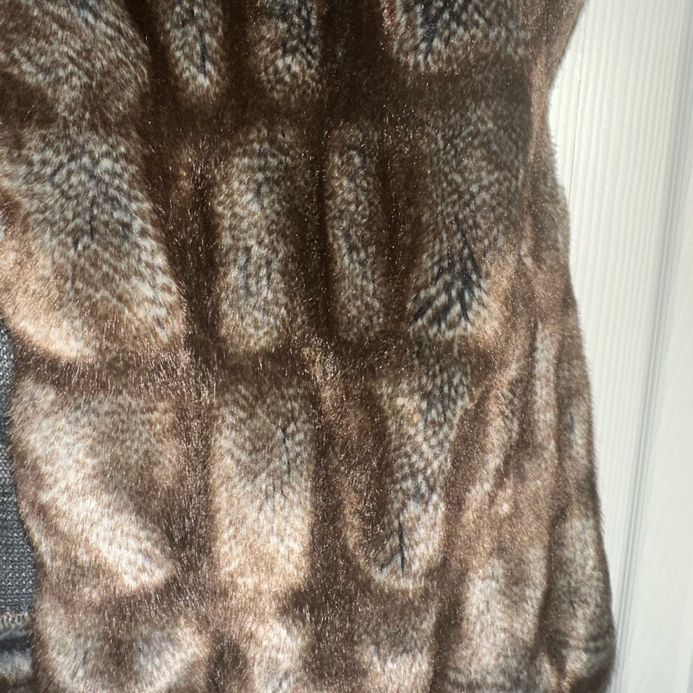 Dylan Brown Faux Fur Vest Luxurious Warmth - Picture 2 of 5